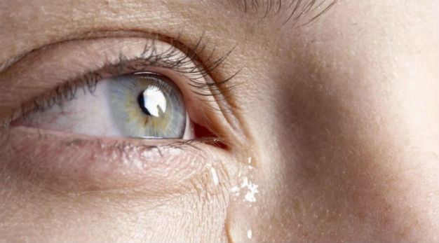 Почему глаза слезятся при простуде: причины и способы справиться